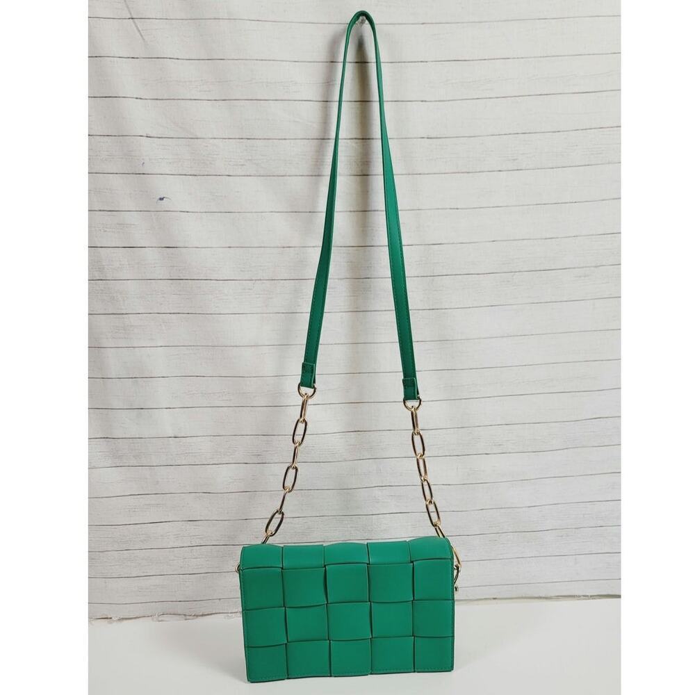 LIKE DREAMS LATTICE SHOULDER PURSE W GOLD CHAIN DETAIL IN KELLY GREEN